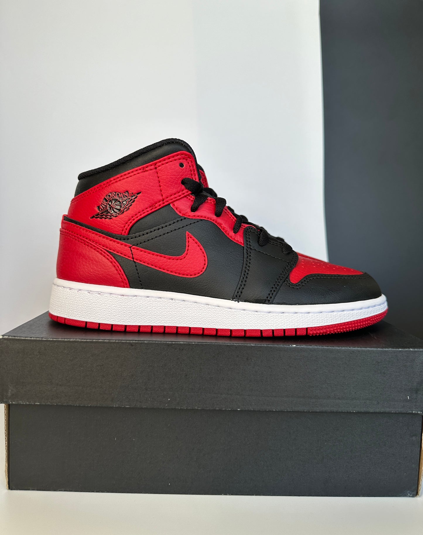 Nike Air Jordan 1 Mid “Banned”