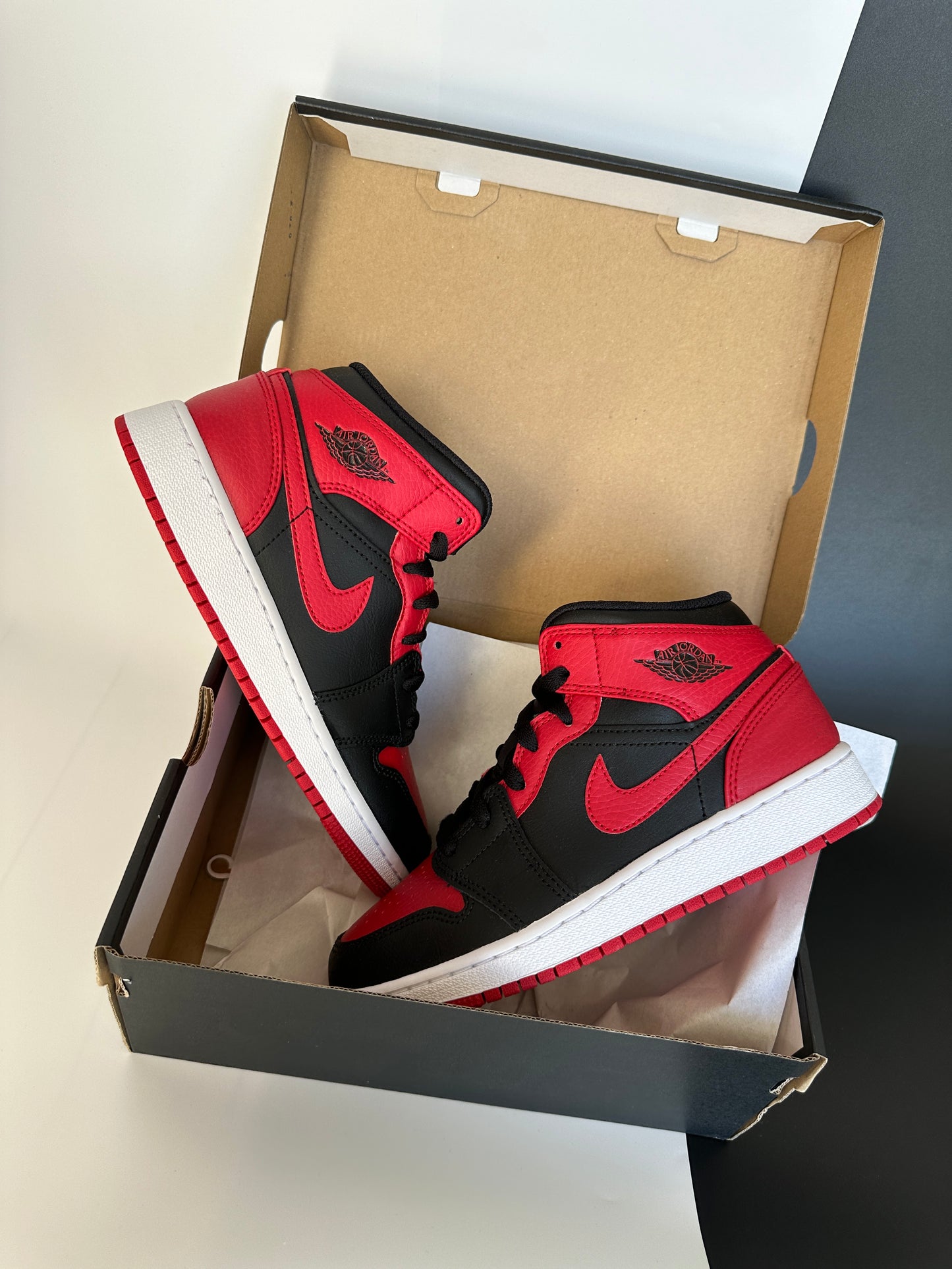 Nike Air Jordan 1 Mid “Banned”