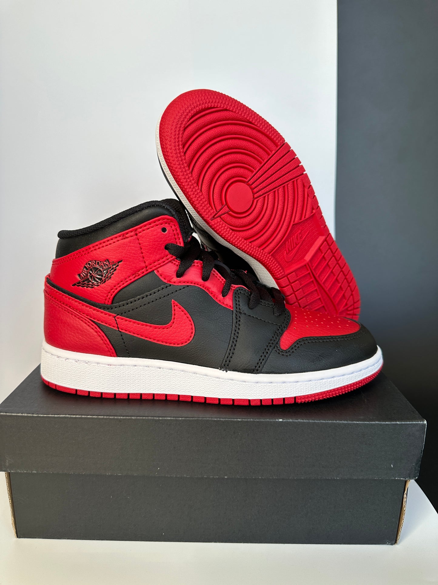 Nike Air Jordan 1 Mid “Banned”