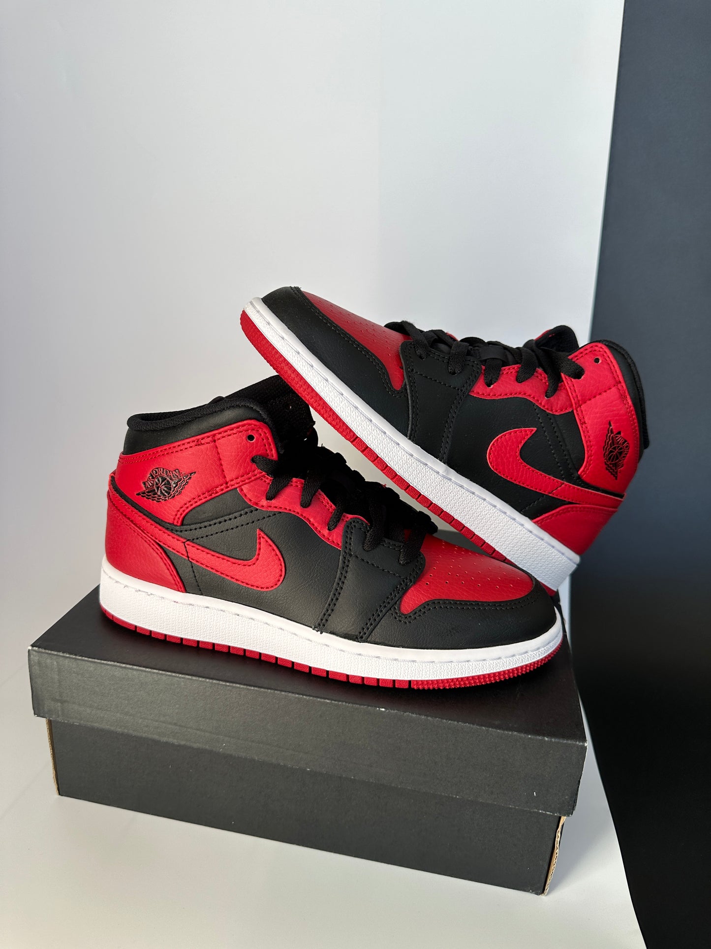 Nike Air Jordan 1 Mid “Banned”